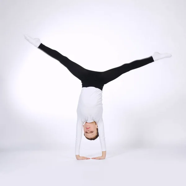 白い背景の上の若い体操選手 — ストック写真