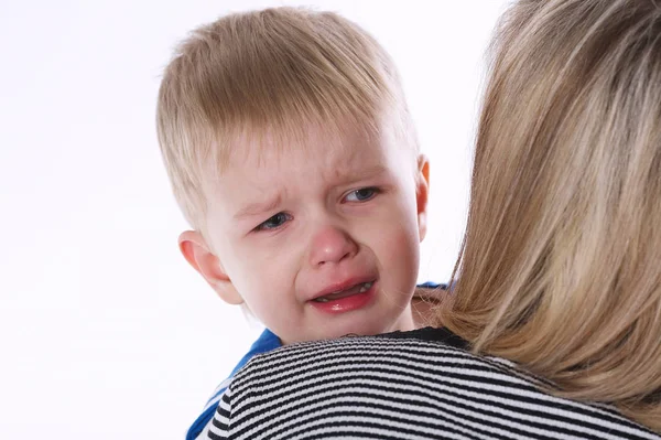Μικρό αγόρι κλαίει στον ώμο moms — Φωτογραφία Αρχείου