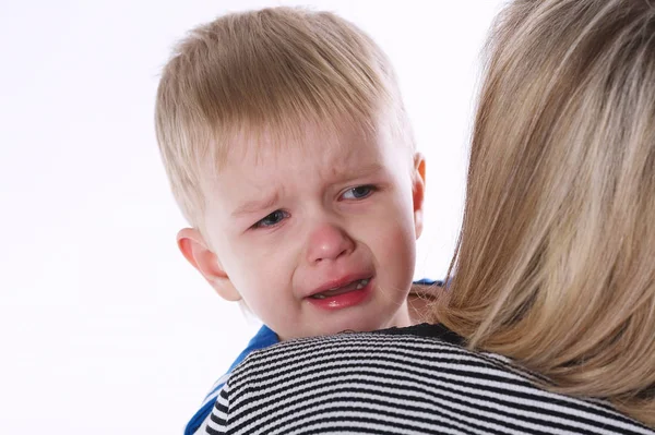 Pequeño llorón en las mamás hombro —  Fotos de Stock