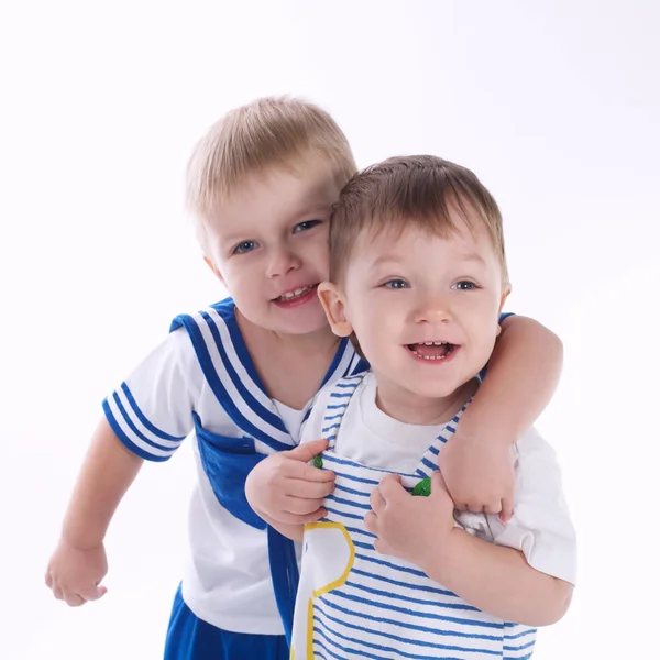 Два хлопчики ізольовані на білому — стокове фото