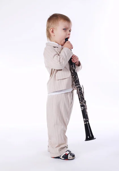 Niño pequeño con clarinete aislado — Foto de Stock