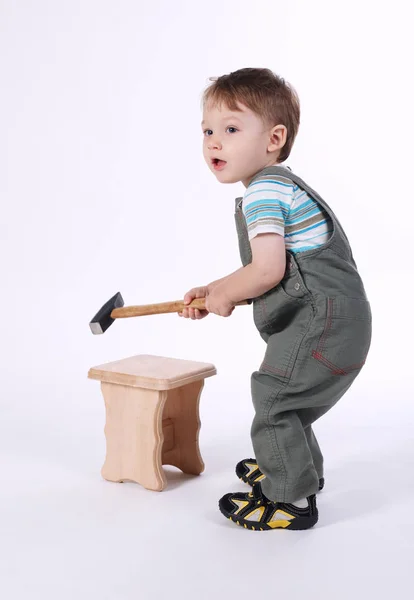 小男孩用锤子和木椅 — 图库照片