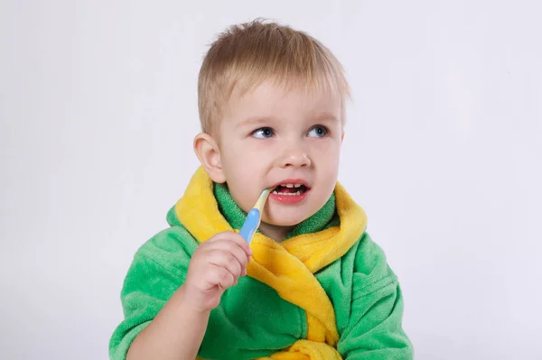 Kleine jongen poetsen zijn tanden — Stockfoto