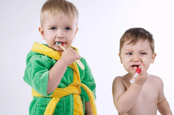 Dos niños pequeños cepillándose los dientes —  Fotos de Stock