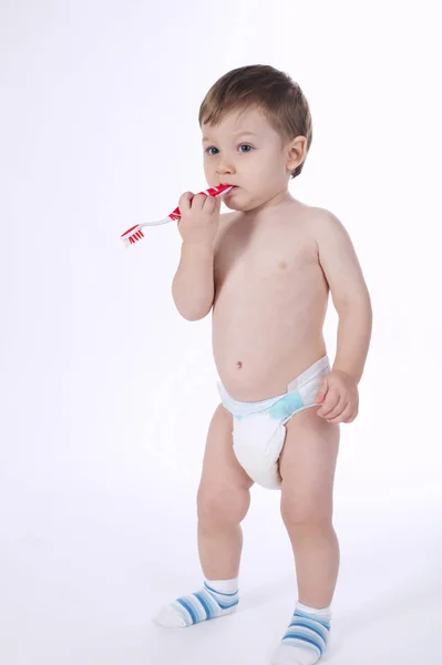 Küçük çocuk dişlerini fırçalıyor. — Stok fotoğraf
