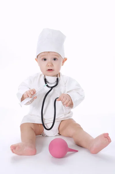 Pequeno médico engraçado isolado no branco — Fotografia de Stock