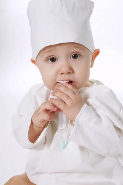 Poco divertido médico aislado en blanco —  Fotos de Stock