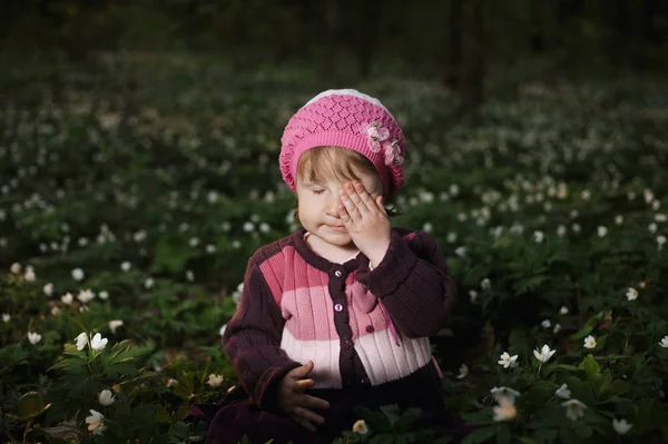 Hermosa niña en el bosque en el campo de flores —  Fotos de Stock