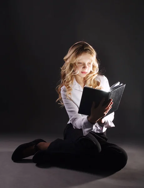 Foto del libro de lectura de niña — Foto de Stock