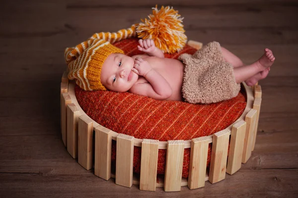 可爱新生婴儿在篮子里 — 图库照片