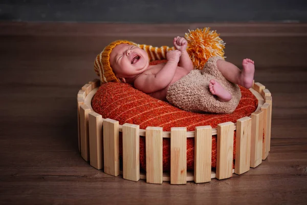 Roztomilý novorozené dítě v košíku — Stock fotografie