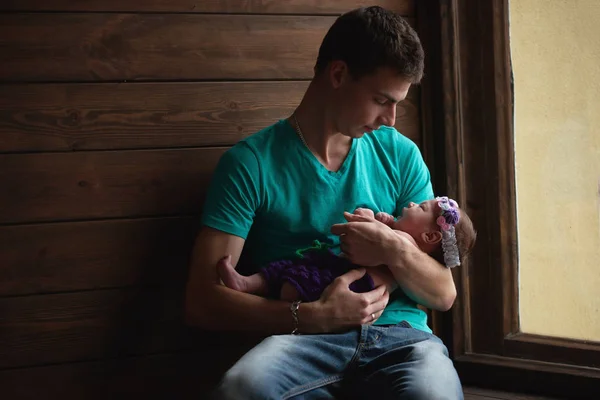 Padre con bebé recién nacido en las manos —  Fotos de Stock