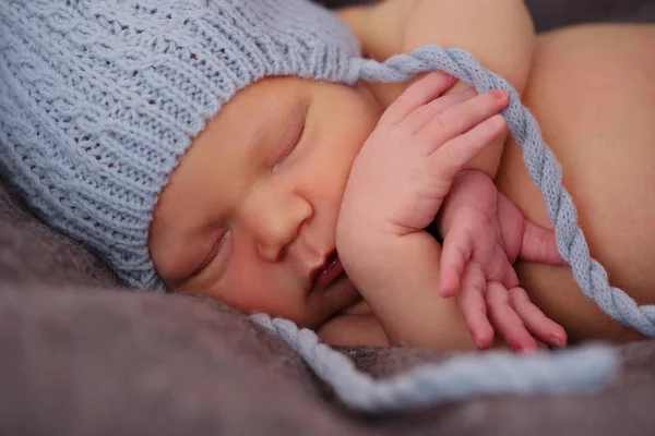 Carino neonato nella coperta — Foto Stock