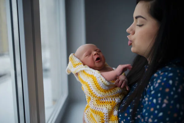 Jonge moeder met pasgeboren baby — Stockfoto