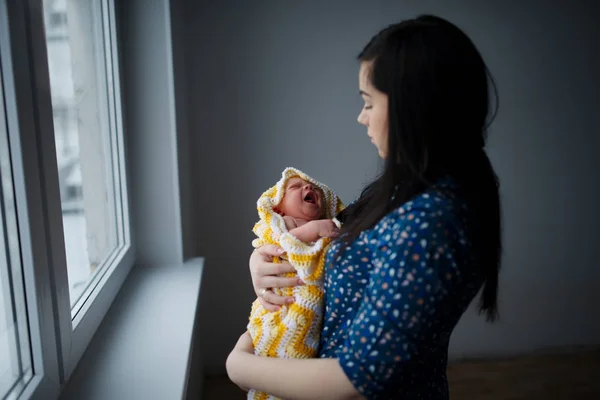 年轻的母亲和新生婴儿 — 图库照片