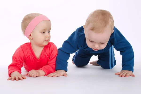 Mädchen und Junge machen Liegestütze — Stockfoto