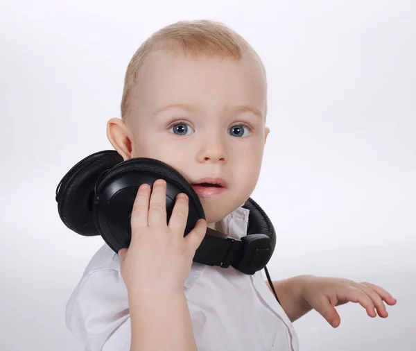 Süßes Baby mit Kopfhörer-Porträt — Stockfoto