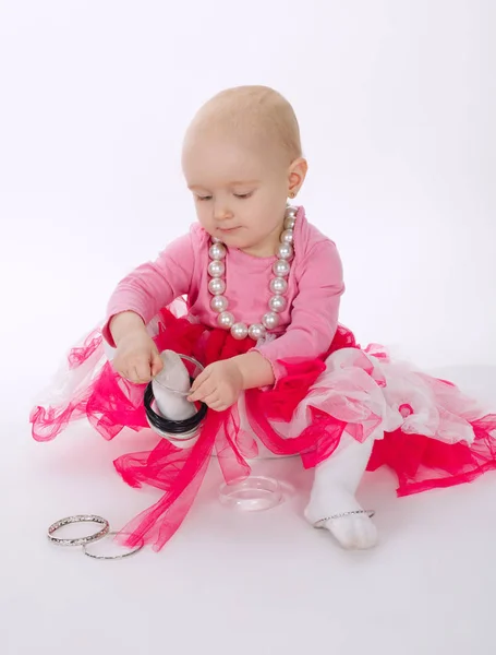 Kleines Mädchen trägt Armband an Füßen — Stockfoto