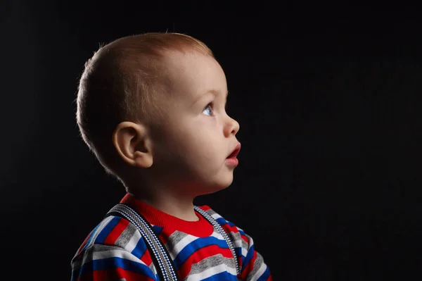 Kleine jongen portret op donkere achtergrond — Stockfoto