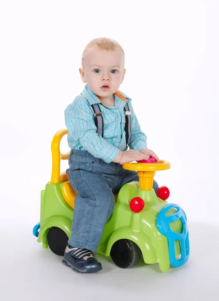 Маленький мальчик едет на игрушечной машине Лицензионные Стоковые Фото
