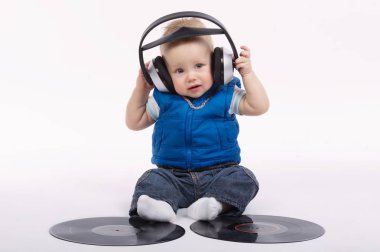 Beyaz arka plan üzerinde küçük komik dj