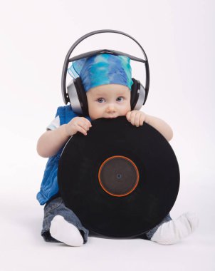 Beyaz arka plan üzerinde küçük komik dj