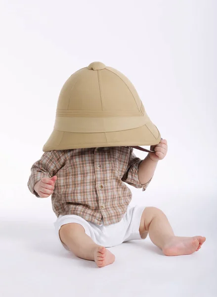 Menino bonito com chapéu de safari — Fotografia de Stock