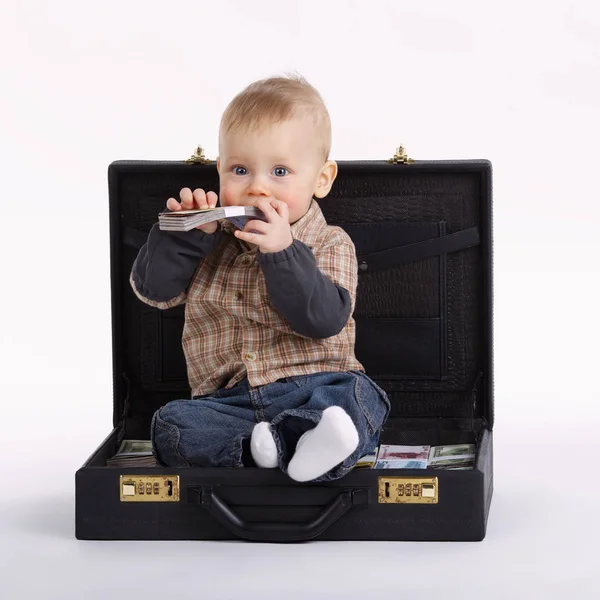 Jonge boekhouder met koffer voor geld — Stockfoto