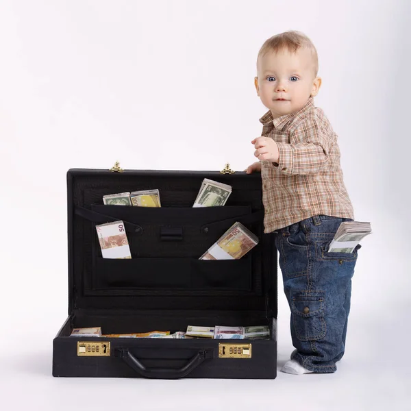 bavul para ile genç muhasebeci