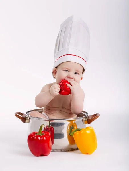 Маленький смішний хлопчик сидить на сковороді — стокове фото