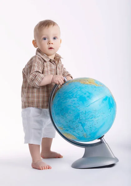 Mały chłopiec śmieszne kuli ziemskiej na białym — Zdjęcie stockowe