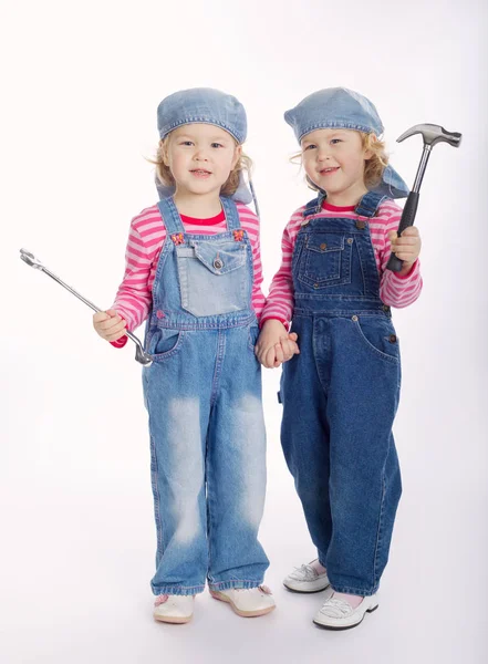 Dwa bliźniacze dziewczyny są gotowe do pracy — Zdjęcie stockowe