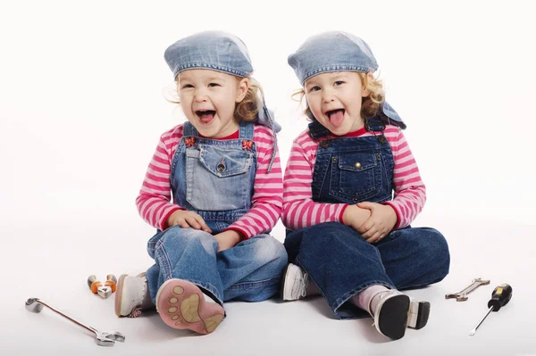 Twee twin meisjes zijn klaar om te werken — Stockfoto