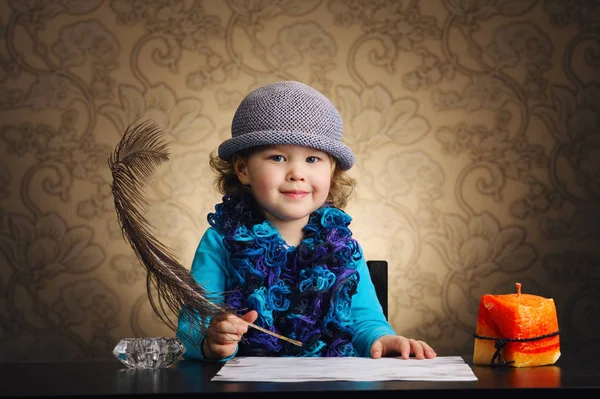 Pequena menina bonita escritor vintage — Fotografia de Stock