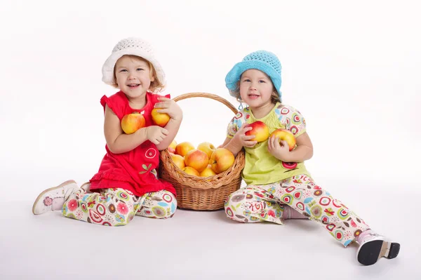 Duas meninas engraçadas com colheita de maçã — Fotografia de Stock