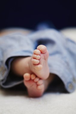 Yeni doğmuş bebeğin çıplak ayakları.