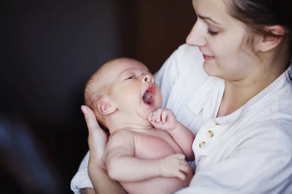 Jong moeder met baby thuis — Stockfoto
