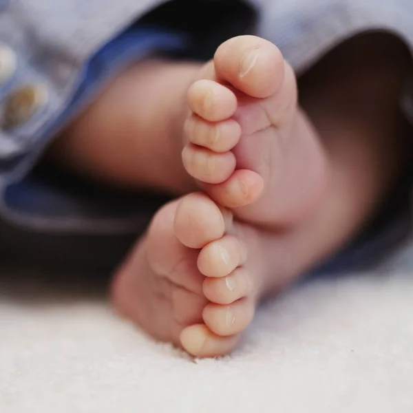 Pés nus de bebê recém-nascido — Fotografia de Stock