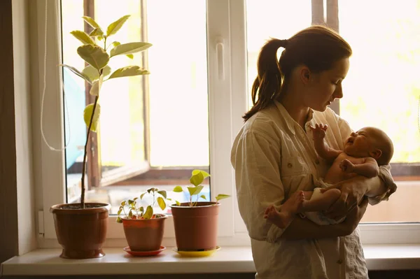 Giovane madre con bambino a casa — Foto Stock