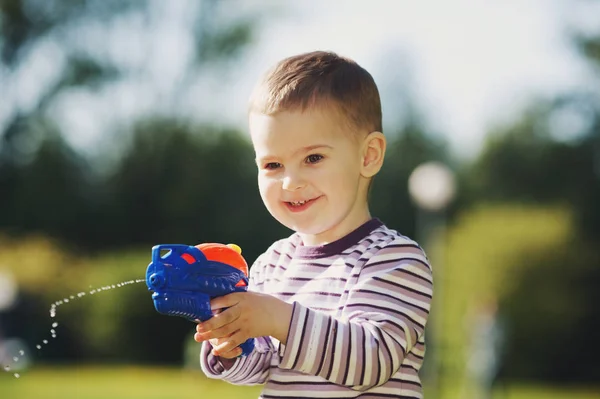 Kleine jongen met waterpistool — Stockfoto