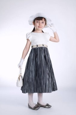 genç kız whiite arka plan üzerinde poz