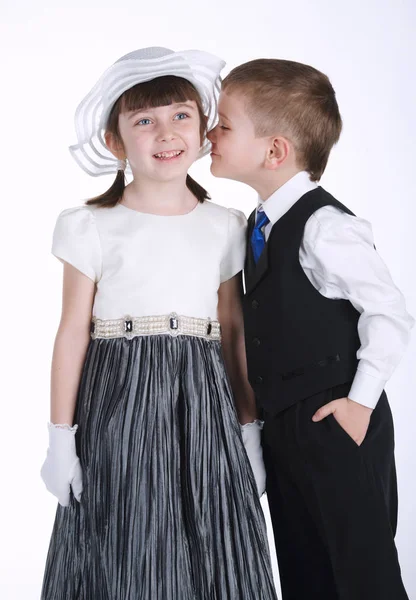 Glücklich küssenden Jungen und Mädchen — Stockfoto