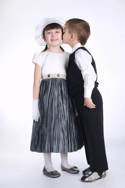 Ευτυχισμένο φιλιά αγόρι και κορίτσι — Φωτογραφία Αρχείου