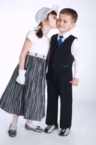 Gelukkig kussen jongen en meisje — Stockfoto