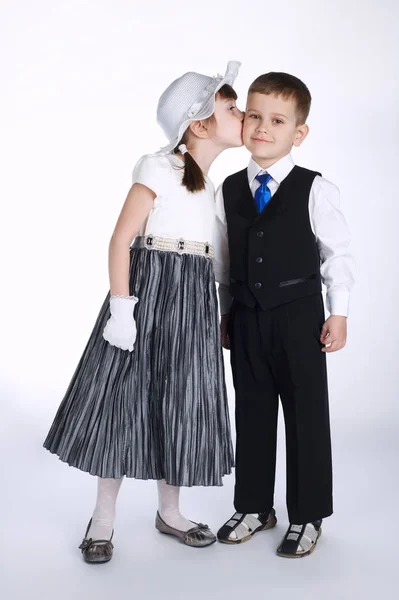 Gelukkig kussen jongen en meisje — Stockfoto