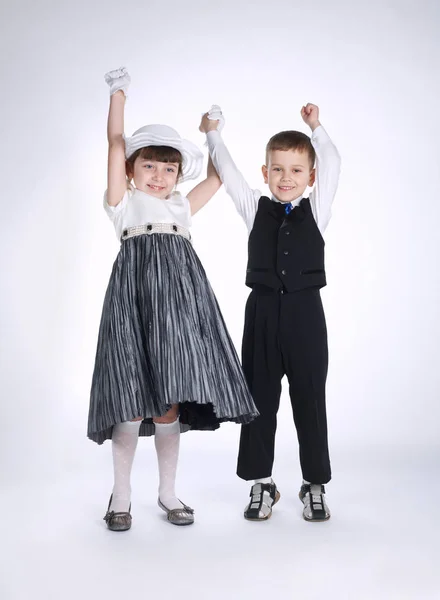 Pojke och flicka håller hand — Stockfoto