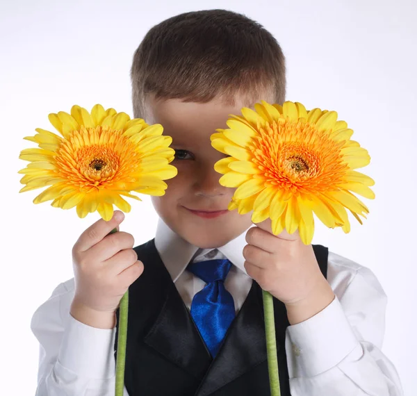 Boldog fiú a sárga virágok — Stock Fotó
