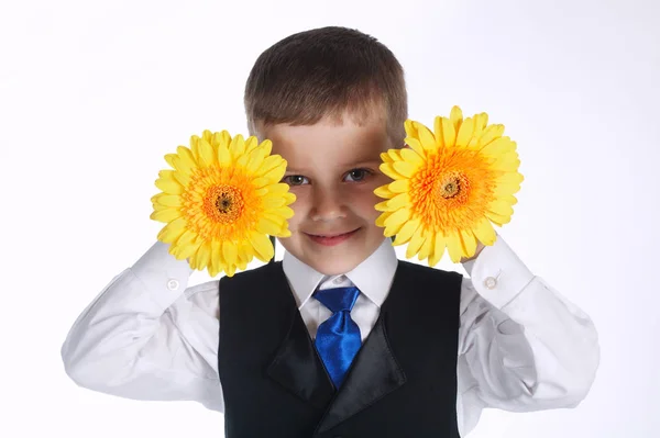 Ευτυχισμένο αγόρι με κίτρινα λουλούδια — Φωτογραφία Αρχείου