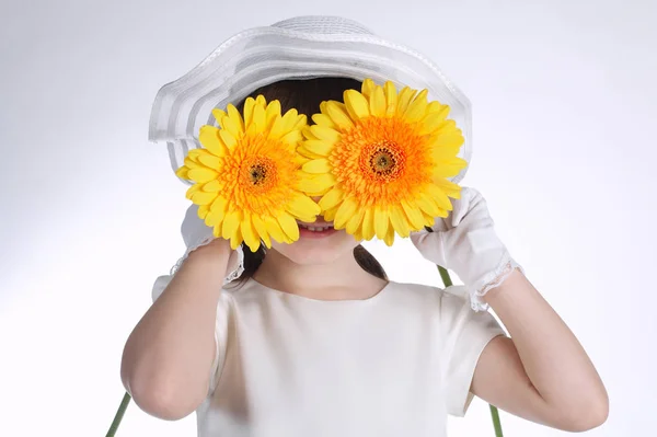 Chica feliz con flores amarillas —  Fotos de Stock