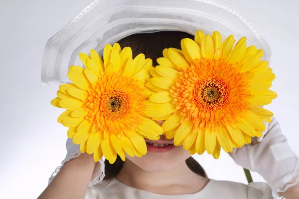 Chica feliz con flores amarillas —  Fotos de Stock